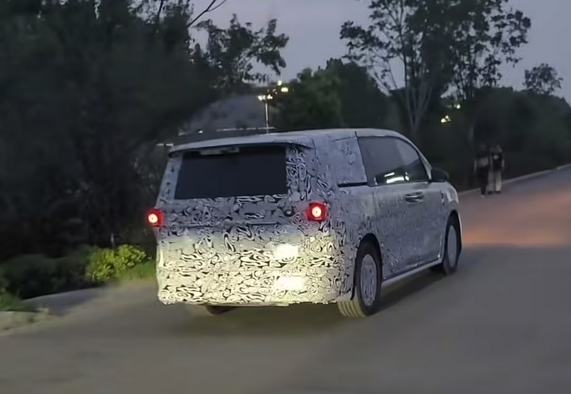 鸿蒙智行智界全新 MPV 测试车曝光 大概率明年上市